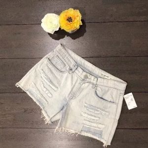 Blank NYC Tomboy Short 28 Distressed Light Wash